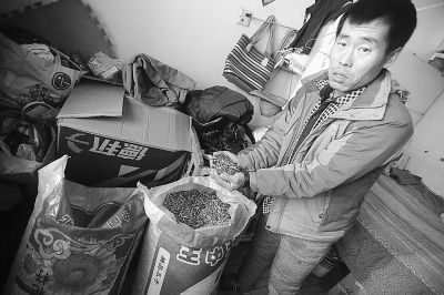 瓜子哥引来围观塔吊司机自编顺口溜卖瓜子!