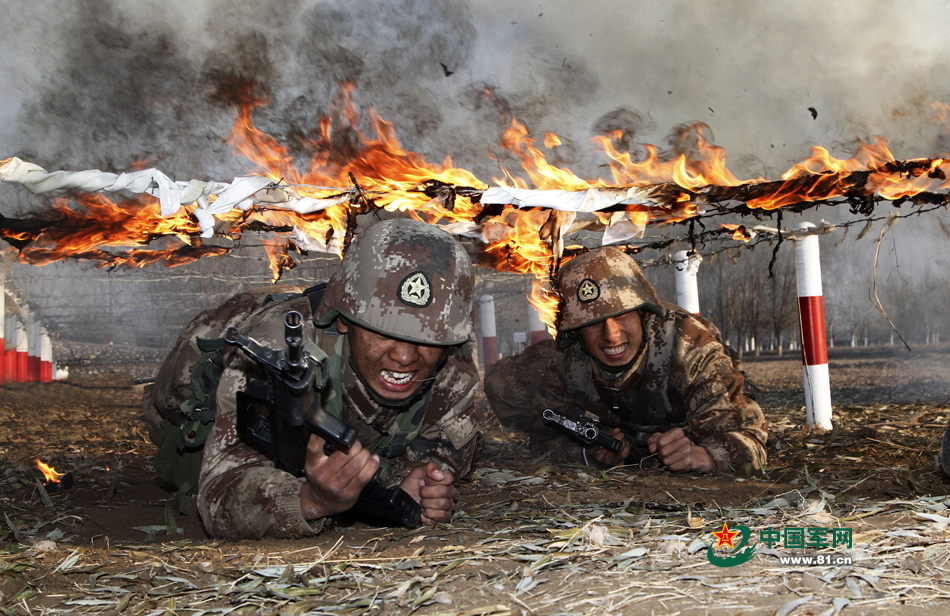 实拍新战士实战练兵:锤炼血性虎气