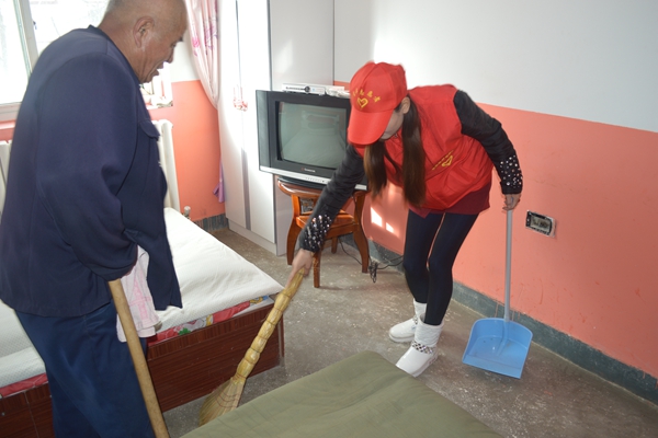 团县委组织社区志愿者开展关爱老人献爱心活动