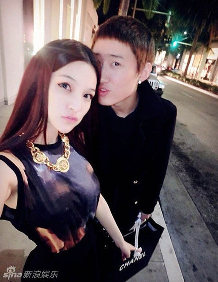 洪刚继子张梓羲开着豪车出入,与年轻的<em>辣妹</em>拍