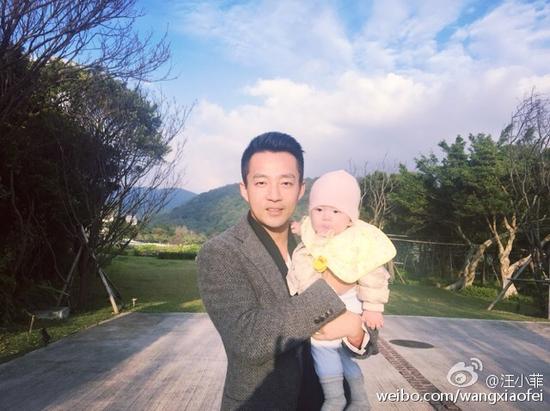 汪小菲带女儿爬山晒 每家必备照