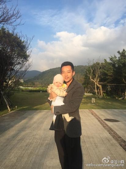 汪小菲带女儿爬山晒 每家必备照