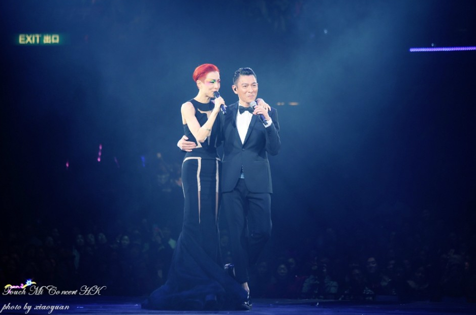 刘德华助阵郑秀文演唱会 自曝努力生二胎