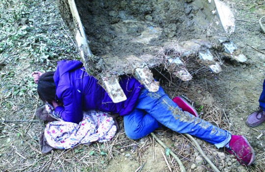 民警和村干部调解纠纷时男子现场开挖掘机轧人