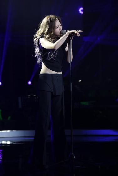 张靓颖唱饿狼传说尽显狂野性感,网友大赞酷!(图