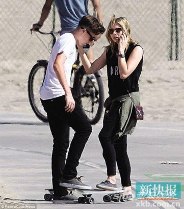 小贝儿媳再获人民选择奖 白色镂空装出席领奖