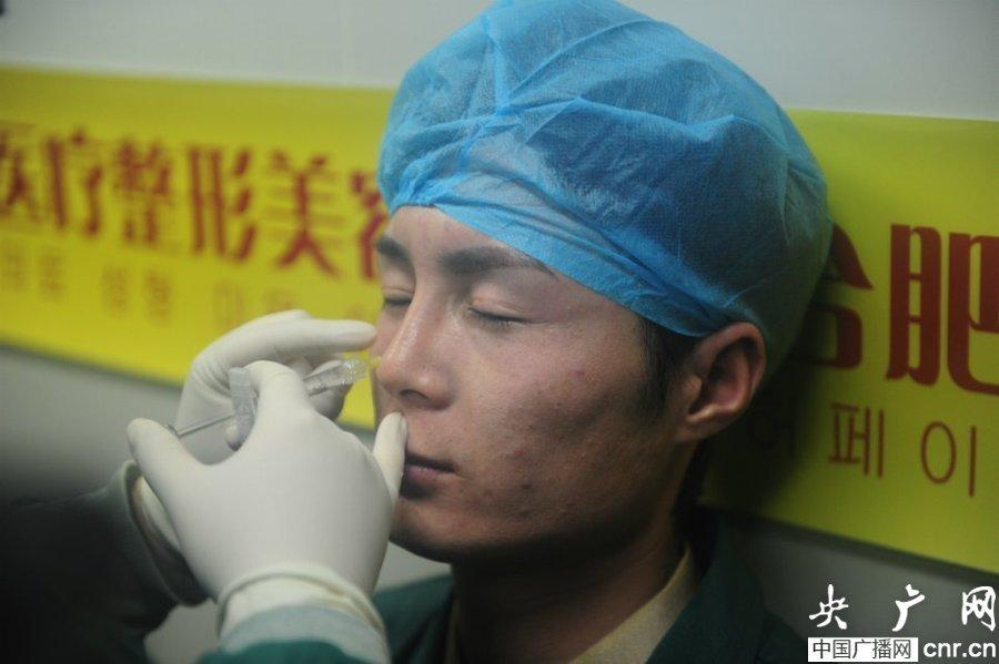 合肥男子整容成雷锋脸亮瞎网友 这不是雷锋是雷人吧