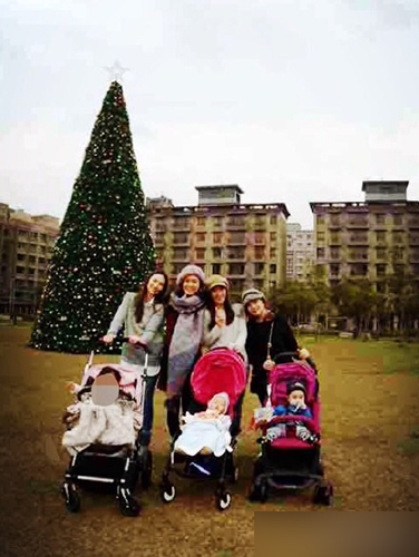 范玮琪挺大肚与梁静茹聚会 黑人贴脸baby忙自拍