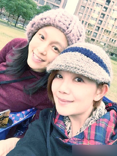 范玮琪挺大肚与梁静茹聚会 黑人贴脸baby忙自拍