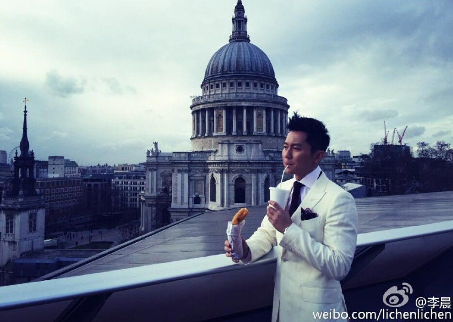 李晨街头搞怪吃油条 自嘲没钱也任性