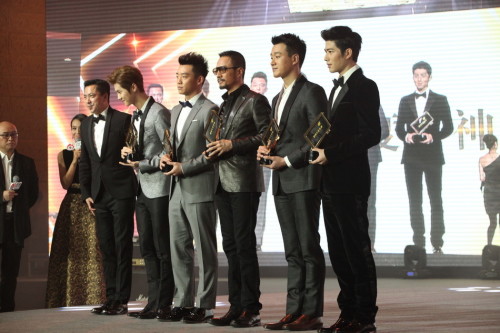 2014微博之夜华丽落幕群星闪耀亮相(组图)