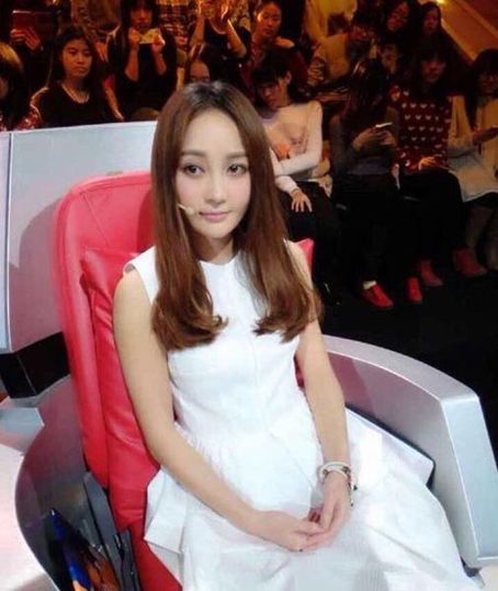 网友在微博曝光姚笛录制《超级战队》的照片已