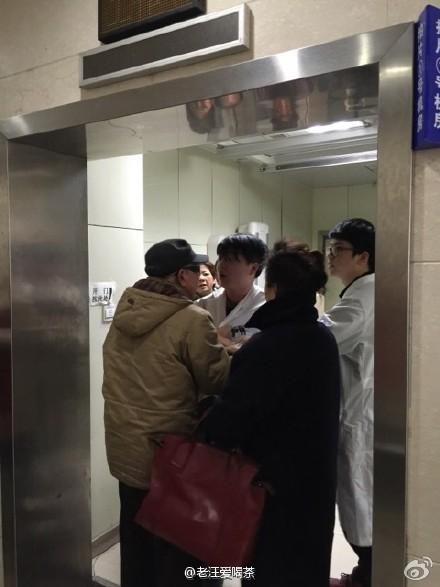 上海两老人看病插队 扇医生两耳光并殴打医生