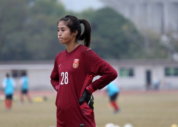 女足门将训练秀嘟嘟嘴 赵丽娜清秀惊艳不输明