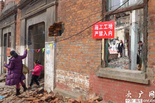 上海拆迁“涂鸦墙”引参观 施工方“毁画”竖警示牌