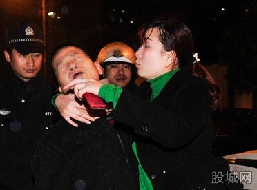 宝马女踹交警下体 撩起上衣狂吻路人丑态百出