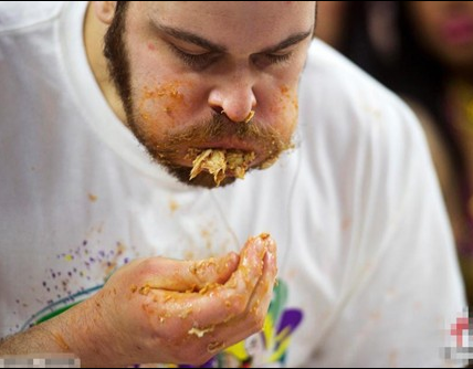 画面太美不敢看:男子一次吃444只鸡翅