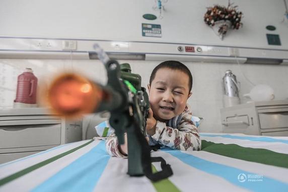 史上最心酸小苹果:4岁截肢男童用双手跳舞