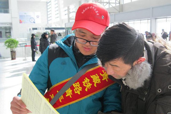 春运小红帽:助力春运 志愿服务