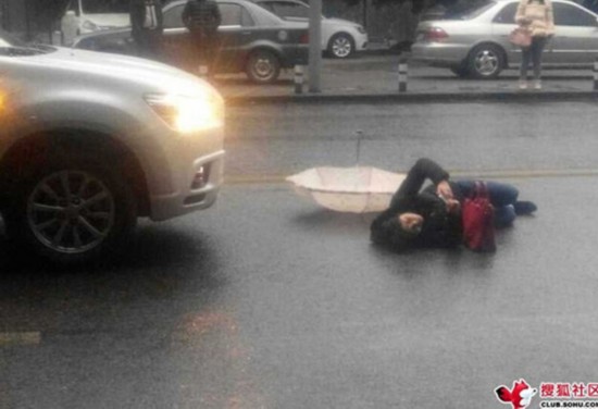 最牛车祸现场：女子被撞躺地玩手机自拍