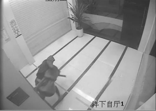 女子16秒空手夺刀 猛女吓得劫匪鼠窜