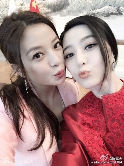 冰冰赵薇喜庆同台破不和传闻还一起晒出微博(