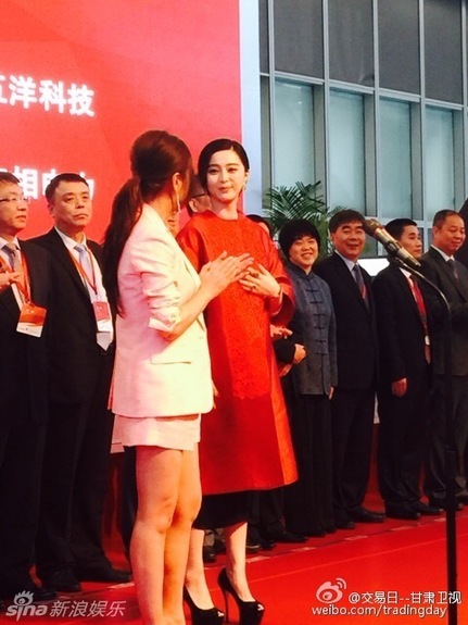 冰冰赵薇喜庆同台破不和传闻还一起晒出微博(