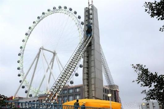 男子11万被划走爬吊桥抗议 被征收社会抚养费