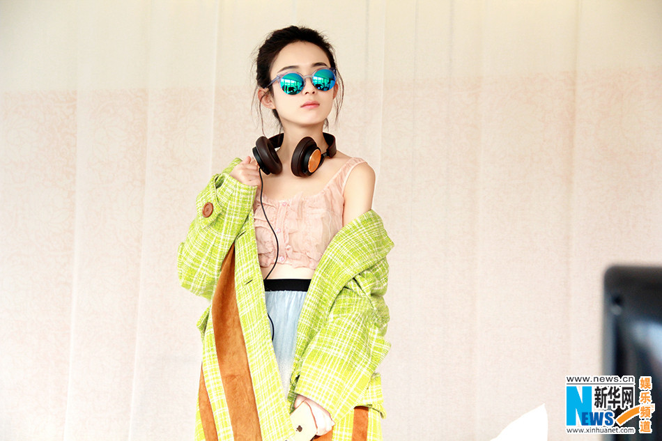 赵丽颖百变造型登杂志 鬼马俏皮活力十足