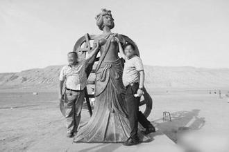 大卫雕像遭女游客咸猪手抓生殖器 盘点奇葩行