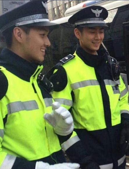 妇女节福利!英国地铁帅哥韩国街头警察网络爆红