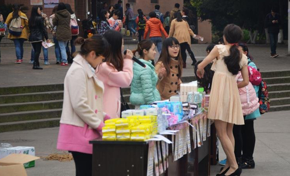 四川大学生男扮女装卖卫生巾 穿无袖雪纺裙露