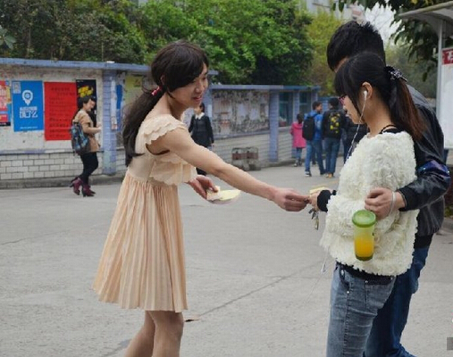 男扮女装卖卫生巾月收入过万 看在校男大学生