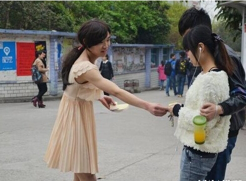 <em>男扮女</em>装卖卫生巾妖娆性感 比女人还女人 的男