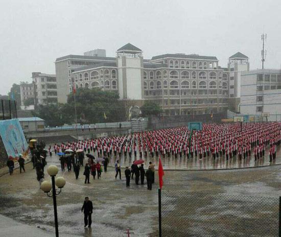 学生冒雨做操领导打伞看 校方：怕老领导经不起风吹雨打