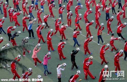 河南一小学组织学生练足球操 网友吐槽:好经被