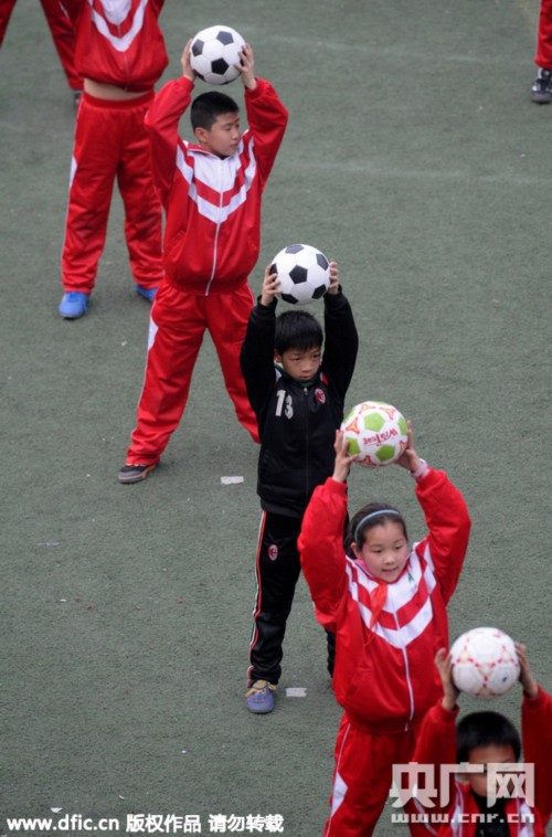 河南一小学组织学生练足球操 网友吐槽:好经被