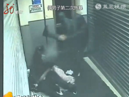 两男为了解闷暴打熟睡流浪汉 酒瓶猛砸头十余次