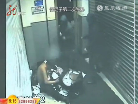 两男为了解闷暴打熟睡流浪汉 酒瓶猛砸头十余次
