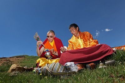 杂多县日历寺的周尕活佛和尕玛扎西堪布主持了澜沧江源头取水仪式