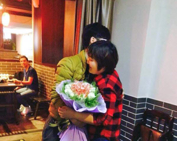 帅哥捧肉花向胖女友求婚 盘点你想不到的创意