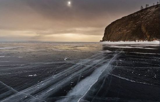 贝加尔湖出现裂缝 大自然鬼斧神工令人惊叹