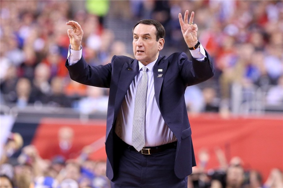 NCAA总决赛杜克险胜出奇兵捧得总冠军奖杯