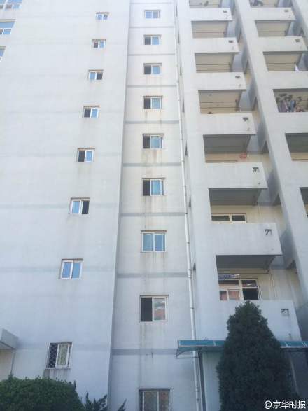 人大一研究生跳楼身亡 现场血迹被土掩盖台阶