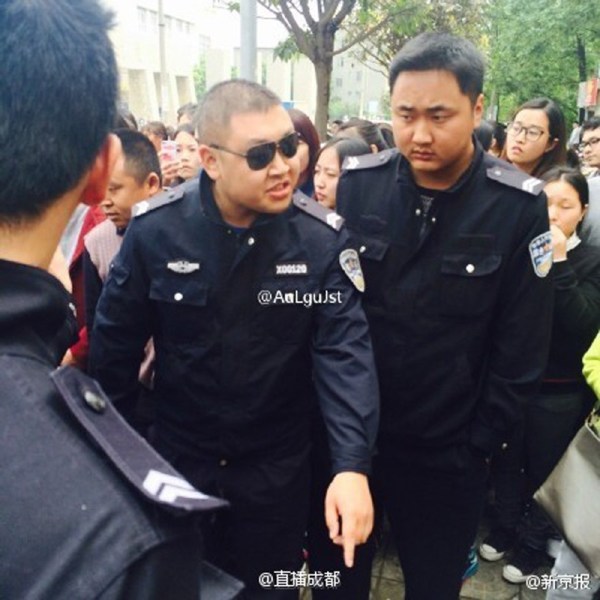 四川城管围殴小贩 4名制服男子手持木棍殴打一