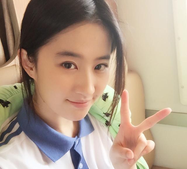  刘亦菲 校服清新似高中生 网友:女神咋样都美