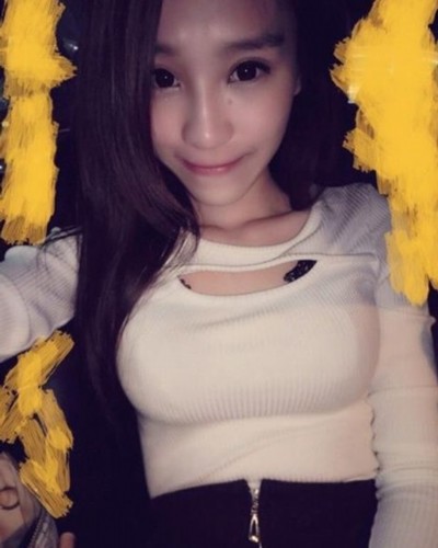 最美包子妹走红 男粉丝店外彻夜排队求与美胸合影