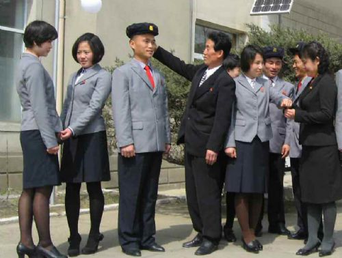 朝鲜新式校服曝光:<em>女生穿</em>短裙丝袜 <em>男生</em>着正装