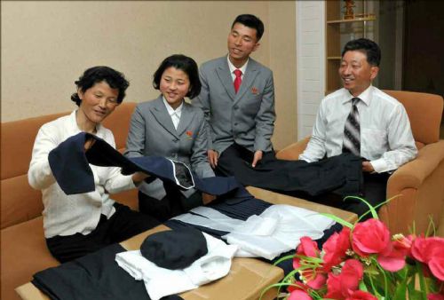 朝鲜新式校服曝光:<em>女生穿</em>短裙<em>丝袜</em> 男生着正装