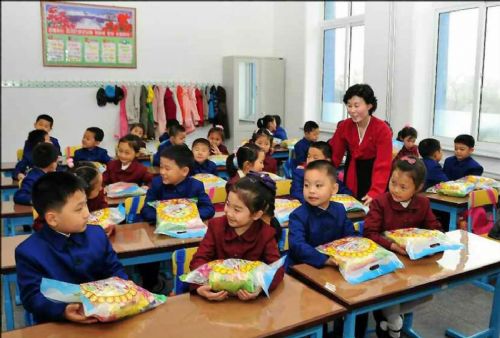 朝鲜新式校服曝光:<em>女生穿</em>短裙<em>丝袜</em> 男生着正装